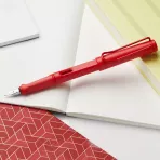 https://www.tintadlaplastykow.pl/gfx/groups/group_18683/t148_Pióro-Lamy-safari-strawberry_l.webp