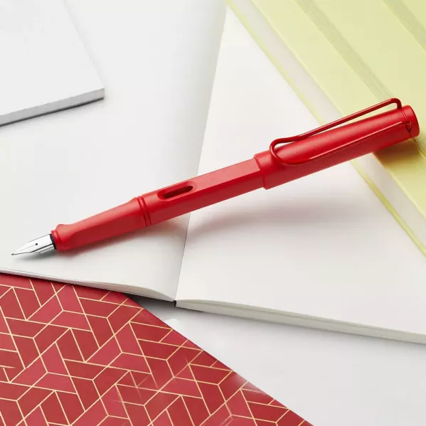 https://www.tintadlaplastykow.pl/gfx/groups/group_18683/t599_Pióro-Lamy-safari-strawberry_l.webp