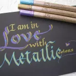https://www.tintadlaplastykow.pl/gfx/groups/group_8997/t148_zig-calligraphy-metallic-colours-l.webp