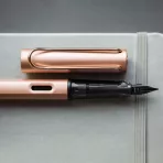 https://www.tintadlaplastykow.pl/gfx/photos/offer_17842476/pioacutero-lamy-lx-rose-gold-m_2_1421866138083014.webp