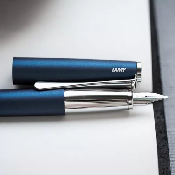 https://www.tintadlaplastykow.pl/gfx/photos/offer_45925658/pioro-lamy-studio-imperial-blue-ef-067_4_1674993337134940.webp