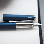 https://www.tintadlaplastykow.pl/gfx/photos/offer_45925659/pioro-lamy-studio-imperial-blue-f-067_4_1934120486134944.webp