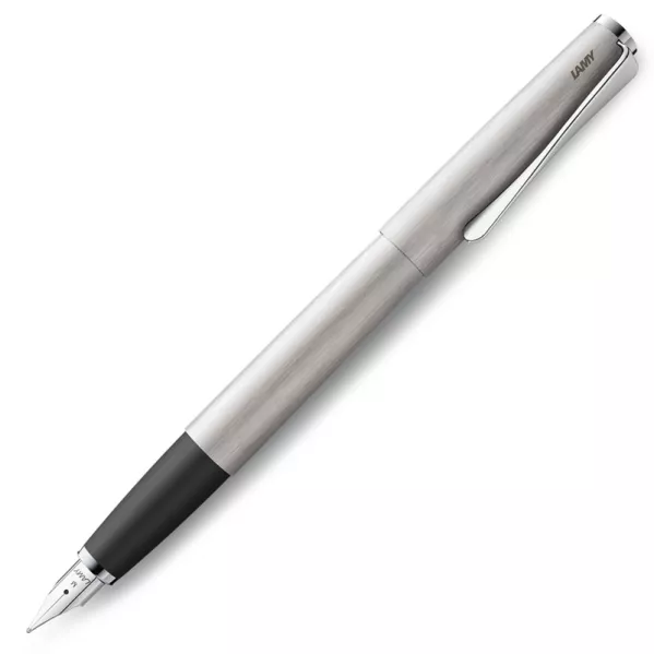 https://www.tintadlaplastykow.pl/gfx/photos/offer_45925672/pioro-lamy-studio-brushed-m-067_4_1244258284125425.webp