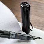 https://www.tintadlaplastykow.pl/gfx/photos/offer_49974837/pioro-lamy-alstar-black-ef_4_1729851196100216.webp