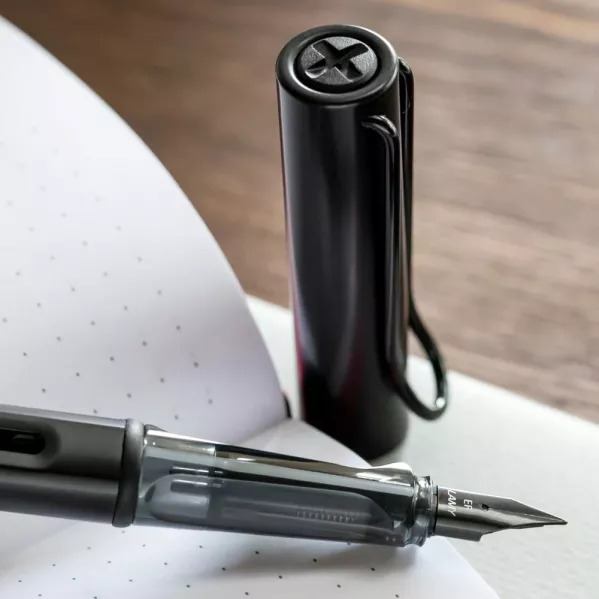 https://www.tintadlaplastykow.pl/gfx/photos/offer_49974837/pioro-lamy-alstar-black-ef_4_1729851196100216.webp