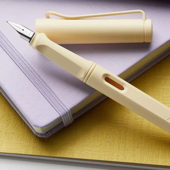 https://www.tintadlaplastykow.pl/gfx/photos/offer_59677104/pioro-lamy-safari-cream-ef_5_1907681765100137.webp